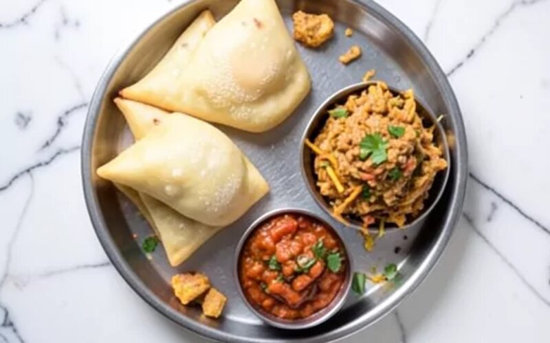 Kanda bhaji and jalebi platter